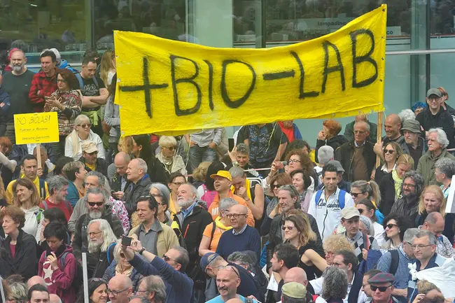 manifestazione contro biolaboratorio a pesaro