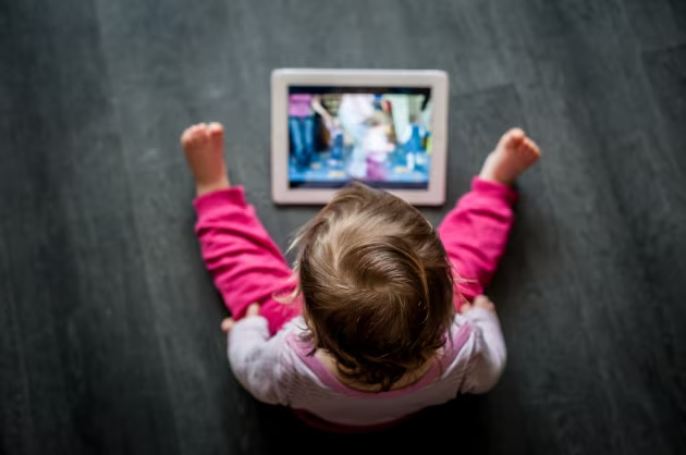 MASSIMA ATTENZIONE AL TEMPO DEI BAMBINI DAVANTI AGLI SCHERMI